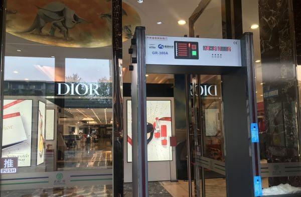 紅外線測(cè)溫安檢門(mén)限流，重啟前夕記者探訪武商